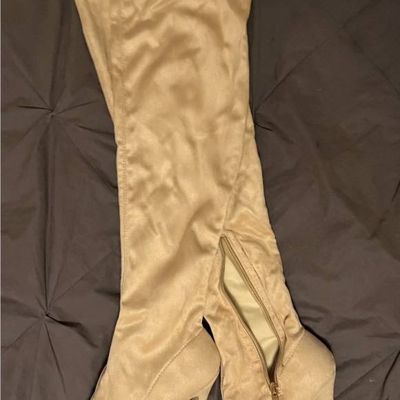 Thigh high cream high heeled boots never worn new in box. - Picture 4 of 8
